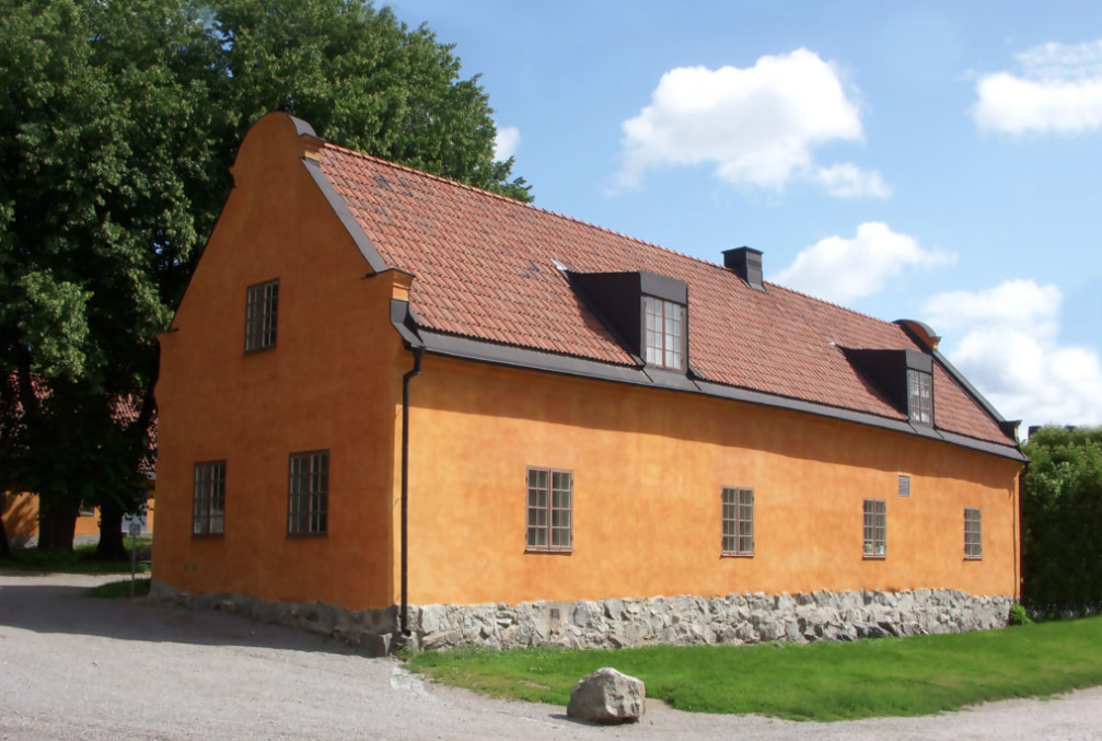Oxenstiernska Malmgården, ingång via gårdsplanen vid pilen